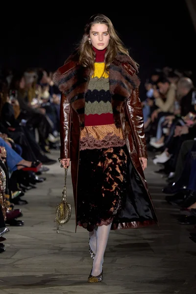Look 18
